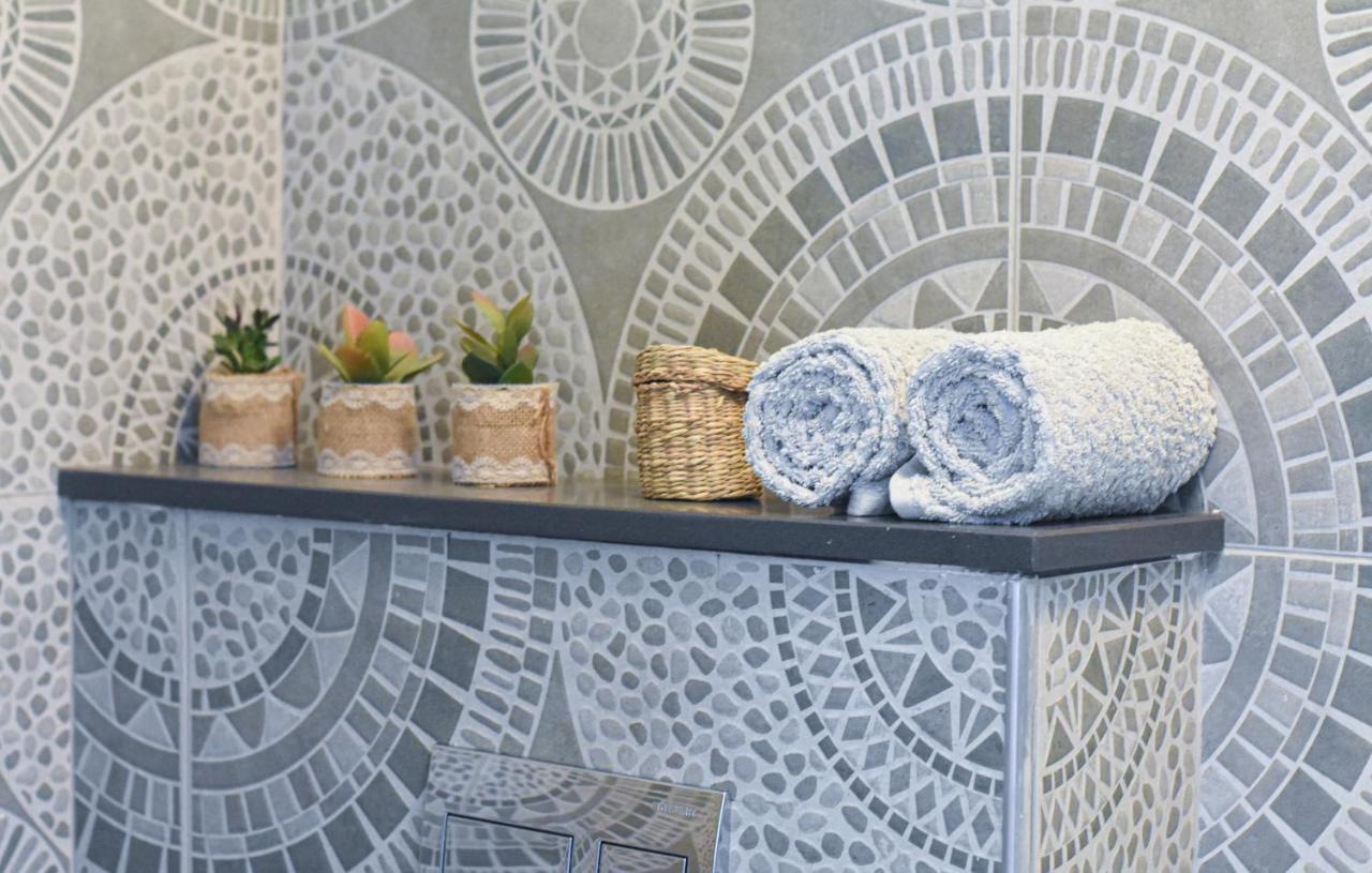 Sunshine Suite Boutique Only 5 Min Walk To The Beach - By Seaelo Eilat Bagian luar foto